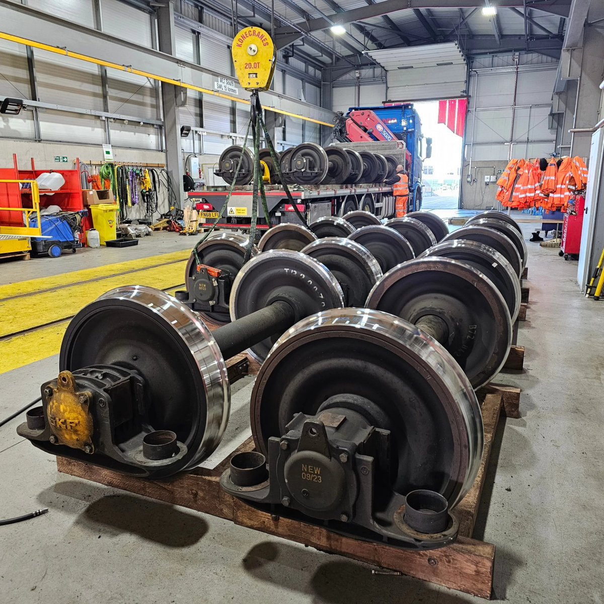 StedmanSlowSix's tweet photo. An early morning trip to the wheel lathe at Ashford with 73136 today. It's off to have a quick skim before coming back later on this afternoon. Coffee and a croissant on the train back to the office. #railwaylife #class73 #wheellathe #ashford #kent #gbrf #gbrailfreight https://t.co/9o7B4FC32x