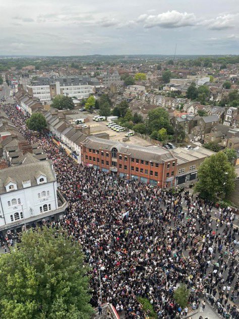 4refugeewomen's tweet photo. Up and down the country, thousands of people came out in their communities to join anti-racist gatherings. 

This is who we are. 

Compassion, community, care ❤️👏

1/2 https://t.co/M9EKv3skg2