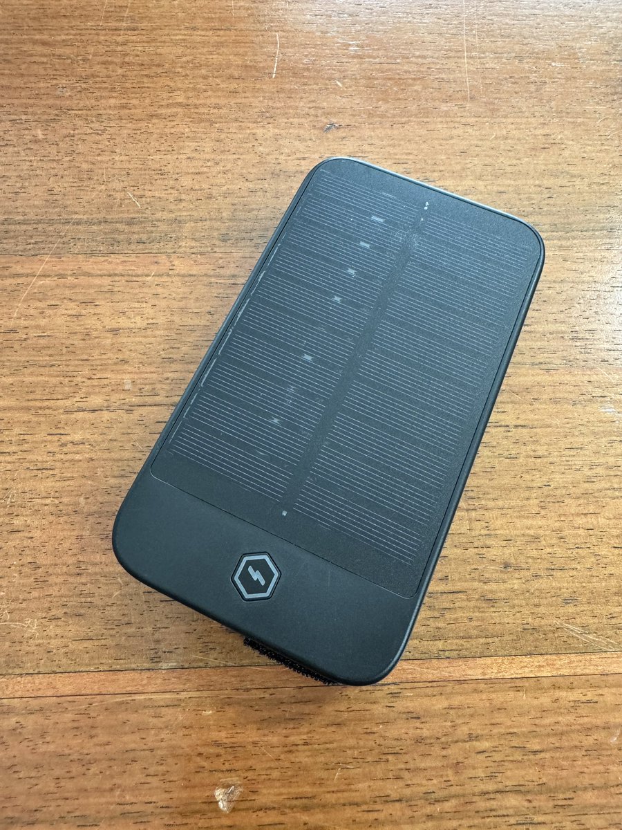 Tomooooooooooo6's tweet photo. ソーラーパネル付きモバイルバッテリーが…
陽に当ててたら膨らんでた💦
夏は暑いから…熱さに弱いのかね?
長い間ほったらかしだったから仕方ないか😋
爆発はしてない👍
#SOLGAARD https://t.co/HHAZeG5Dp1