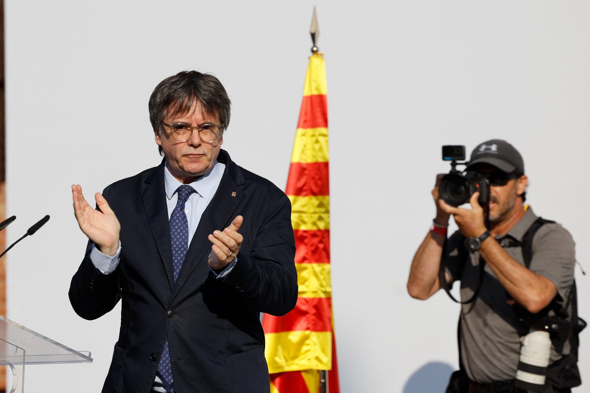 OndaCero_es's tweet photo. 🪧 Puigdemont se dirige ante cientos de independentistas en el Arco de Triunfo de Barcelona: 

🗣️"En los días difíciles tenemos que estar juntos".

🗣️ "He venido aquí para recordarles que aún estamos aquí"

🗣️ "En un país donde las leyes de amnistía no amnistían, hay un problema de naturaleza democrática"

📸 Fotografías: agencia EFE

👇En directo 

https://t.co/RfdLXJDZWB