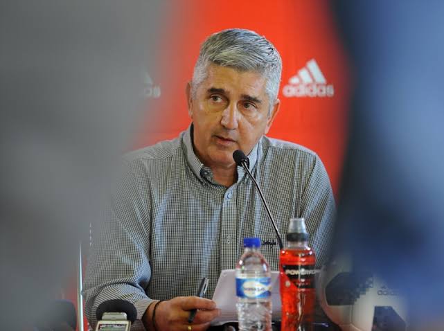 UnplayableZA's tweet photo. 𝗦𝗣𝗨𝗥𝗦 𝗢𝗡 𝗖𝗛𝗜𝗘𝗙𝗦 𝗢𝗙𝗙𝗘𝗥 𝗙𝗢𝗥 𝗩𝗘𝗟𝗘𝗕𝗔𝗬𝗜

"Yes, an offer was indeed made," Spurs boss Ari Efstathiou tells #KickOff.

"If you wanna keep by the rules, you don't contact the players directly. That's the first thing. So, a club like Chiefs should not be contacting players directly. The club's got a contract with the player. He's still got three more years.

"We do have a good relationship with Chiefs. I'm not fighting with Chiefs. It's only people who are outside and got nothing to do with this who are fighting. The say Cape Town Spurs is standing in the way of players, but they are not saying Chiefs is standing in the way of players. 

"He's a versatile player, so we must sell him for whatever just because the player and his mommy decide he wants to move. Is this a joke? Otherwise, we are a making football a joke in this country now."