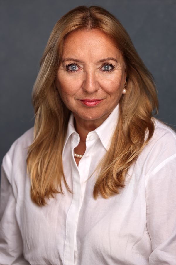 Seeking representation as my lovely agents are sadly  closing down. Playing age 50-63. Would love a retweet from my friends. 🙏

spotlight.com/4052-4532-1247