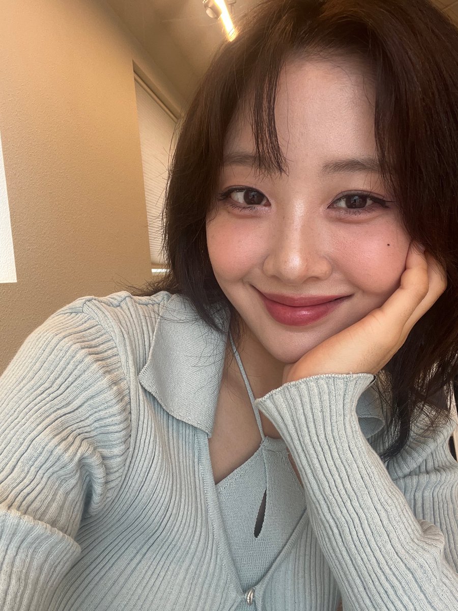 fromyibu's tweet photo. 🐰💌 080824

- playing at a café https://t.co/R8RRWih4p9
