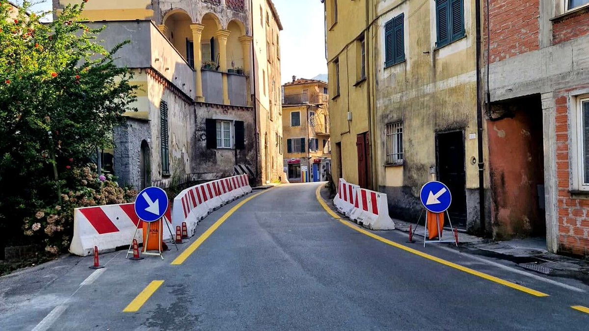 RadioBabboleo's tweet photo. Sopralluogo per riapertura venerdì mattina da parte dell’assessore regionale alle Infrastrutture #Giampedrone insieme al viceministro #Rixi a #Mezzanego, nell’entroterra del #Tigullio: si concludono i lavori di demolizione del voltino sulla statale 586 da parte di Anas. https://t.co/I7rAAL9gGZ