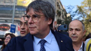 alvarorguezz_'s tweet photo. En España si cometes un delito eres juzgado y condenado.

Menos si eres Puigdemont y el PSOE 🌹 te necesita para gobernar.

En tal caso puedes pasear por Barcelona tras estar más de 7 años fugado de la justicia. 

Son la indignidad política hecha Gobierno. https://t.co/mgSUQmbt32