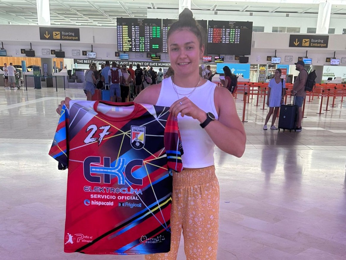 CBZONZAMAS's tweet photo. Las nuevas incorporaciones del Zonzamas Plus Car Lanzarote empiezan a llegar a la isla del fuego 🌋
Agustina López, Luna Vončina e Isabel Colías, 🔥¡BIENVENIDAS!🔥
@TurismoLZT #pluscar https://t.co/3ydqvKqmZO