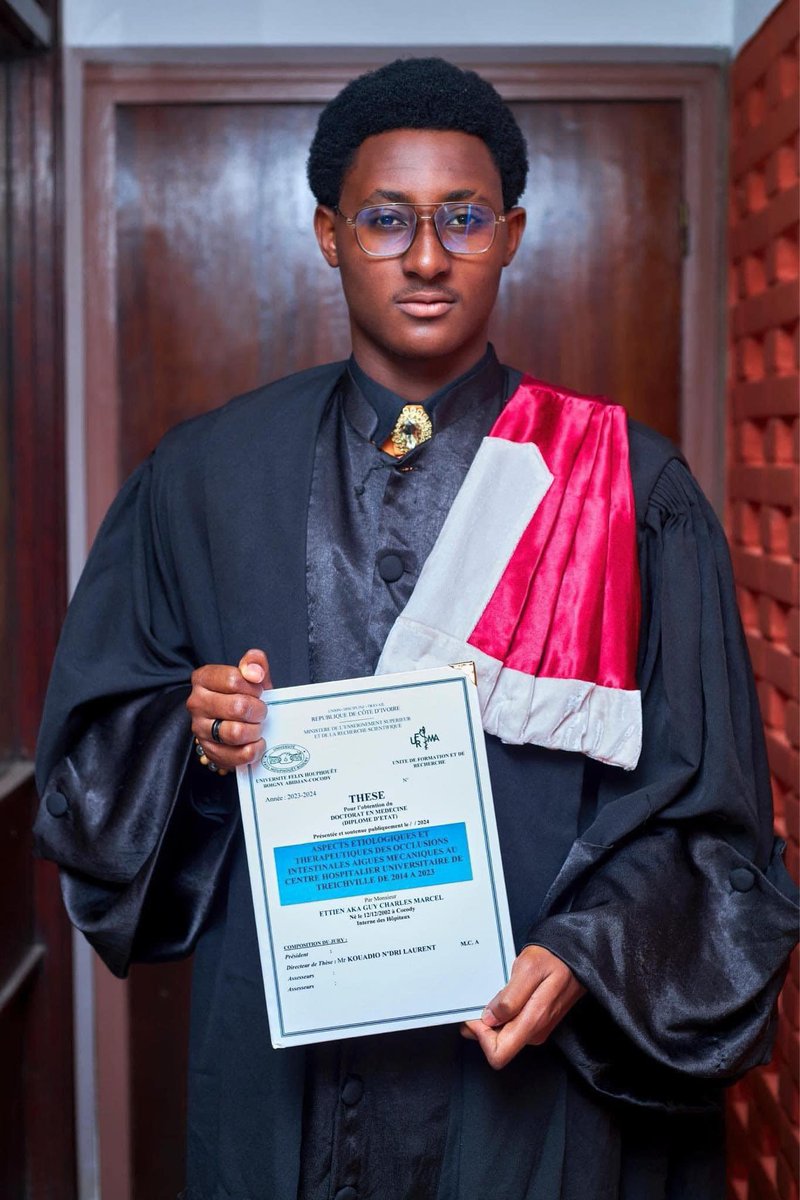 Prom_Ivoire's tweet photo. Nabintou Dosso à propos du plus jeune docteur de Côte d’Ivoire :

Ettien Aka Guy Charles Marcel, est  né le 12 décembre 2002 à Cocody.

Il a commencé sa scolarité à l’âge de 4ans. 

Une scolarité au rythme accéléré et conquérant AKA GCM fera le CPP1 à 4 ans , le CP2 à  5ans, CE1 6ans classe ou il obtient la moyenne de 9,99/10.

Un test lui est proposé et ses résultats brillants vont le propulser directement au CM1 à l’âge de 7 ans.

Là encore il est excellent, on lui propose de passer l’entrée en 6ème en candidat libre. Chose faite et AKA GCM réussit le concours et se retrouve en 6ieme à l’âge de 7ans. Sa scolarité continue normalement jusqu’en  terminale (notez que chose normale pour notre prodige c'est bien être 1er tous ce temps  bon sauf en troisième).

Voici notre champion en classe  de terminale à 14ans.
Après l'obtention de son Bac, il s'inscrit en tronc commun et réussit dès la première tentative. Son cursus sur la fac de médecine (qui dure 7 ans tronc commun compris)

Il ne  reprend aucun niveau et ne connaît pas de session de rattrapage.

En 6 eme année, il passe le concours d’internat et le réussi avec un bon rang et devient le plus jeune interne des hôpitaux de Côte d’Ivoire à 1 mois de ses 21 ans .

Le 30 Juillet 2024,  il soutient sa thèse de doctorat en médecine à l’âge de 21 ans et devient le plus jeune médecin de Côte d’Ivoire.

Un excellent signalé.
Un excellentissime signalé