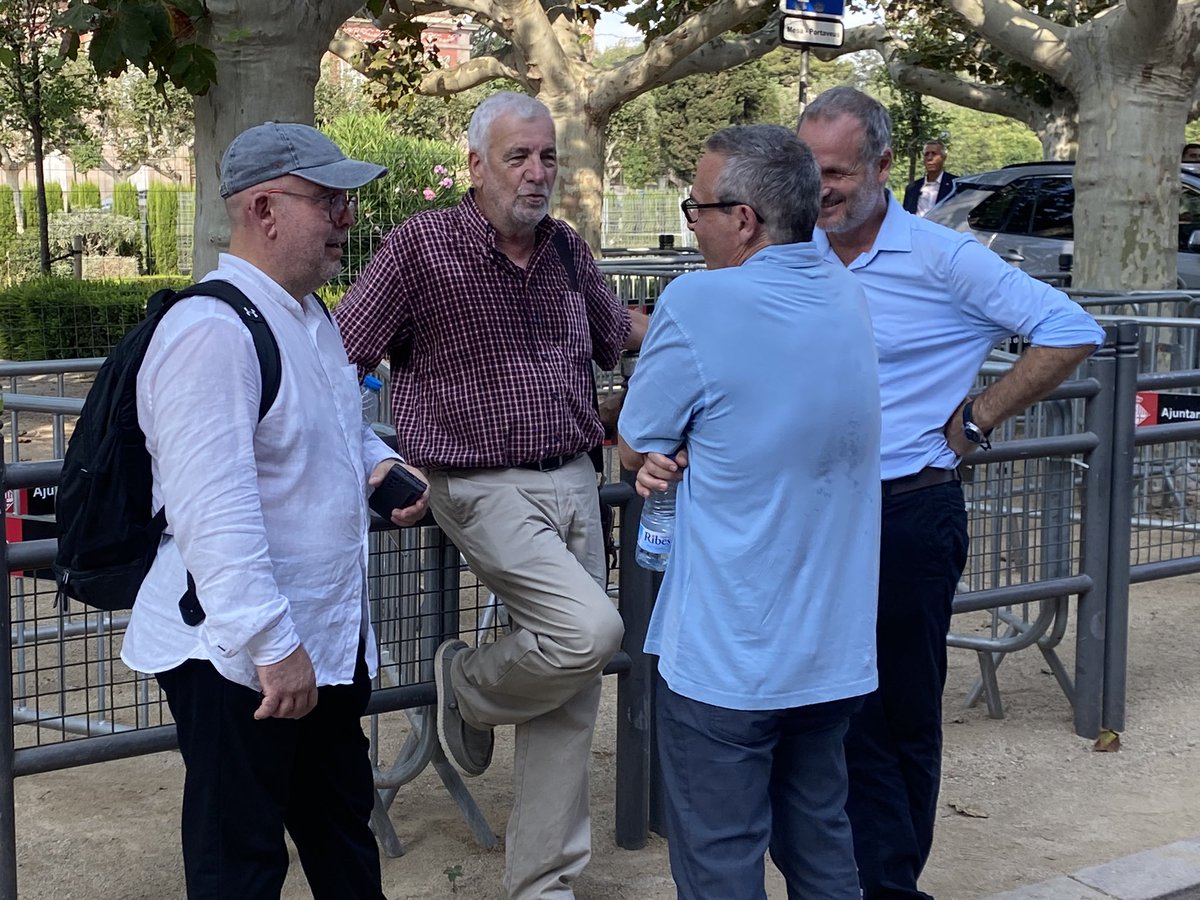 Cares somrients de Boye, Alay, Matamala i Cabré a la porta del Parlament. El president Puigdemont podria haver aconseguit marxar esquivant el dispositiu per detenir-lo. #investidura3cat