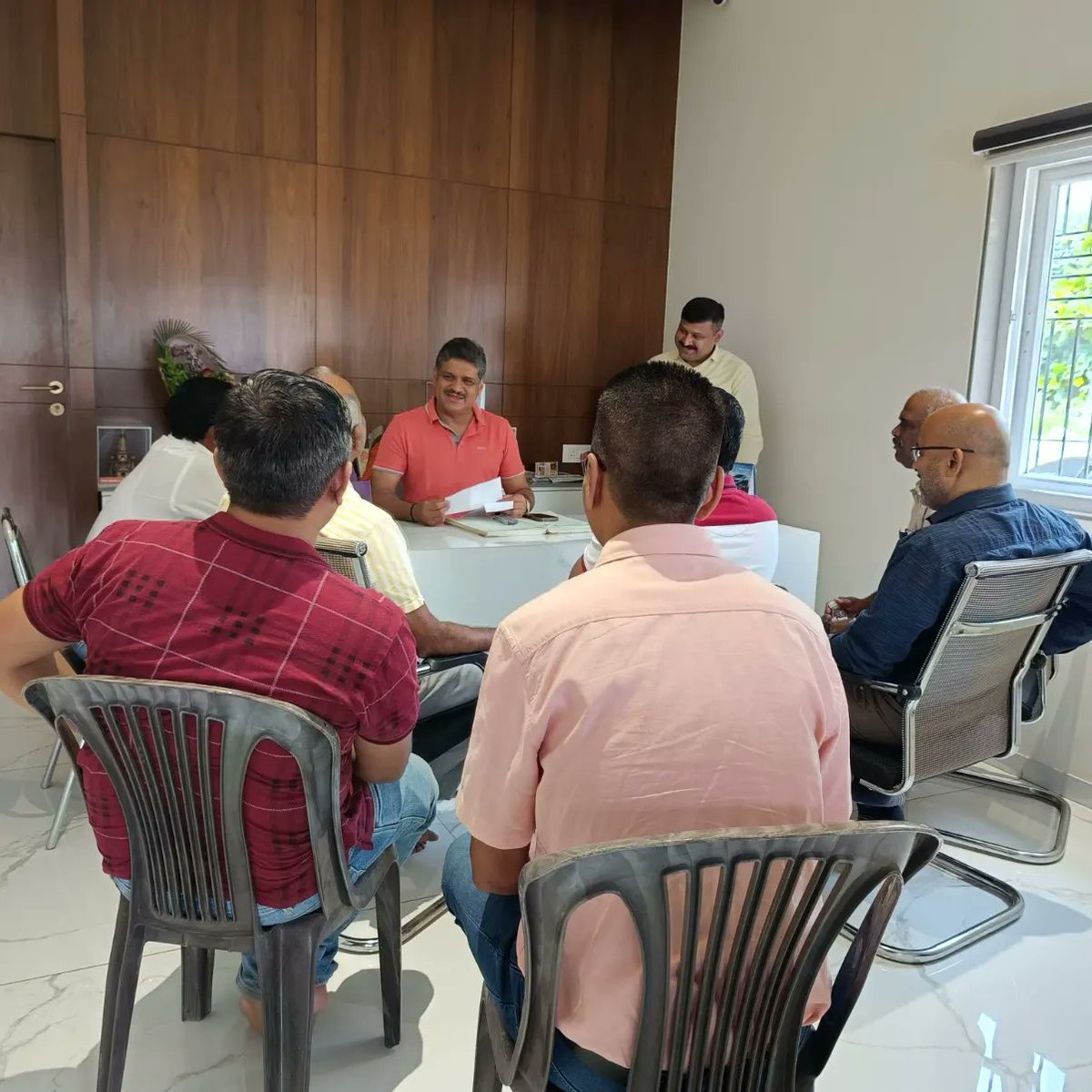 Rahul_Kalate's tweet photo. वाकड येथील वेस्टर्न अवेन्यू सोसायटी मधील मान्यवर नागरिकांनी माझ्या ऑफिस स्थळी मला भेट दिली. त्याप्रसंगी सोसायटीमधील विविध समस्या, त्यावरील उपाय योजना आणि इतर मुद्द्यांवर सविस्तर चर्चा झाली.
#chinchwad #people #chinchwadvidhansabha #Postinstagram #reelsinstagram #pimprichinchwad https://t.co/6azzD6ygQC