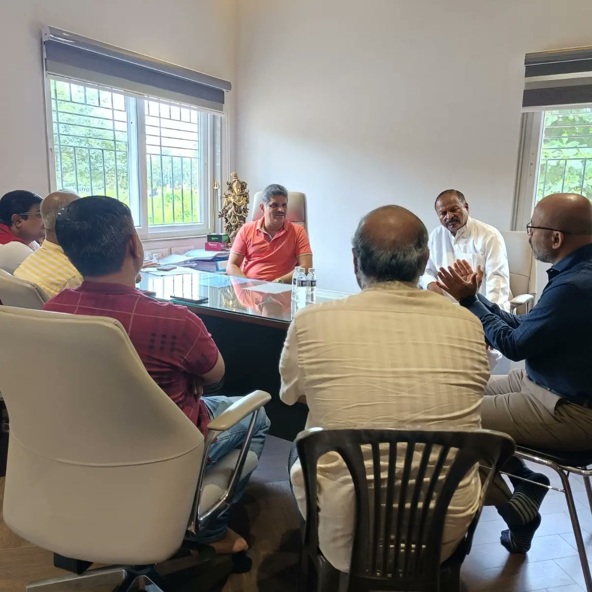 Rahul_Kalate's tweet photo. वाकड येथील वेस्टर्न अवेन्यू सोसायटी मधील मान्यवर नागरिकांनी माझ्या ऑफिस स्थळी मला भेट दिली. त्याप्रसंगी सोसायटीमधील विविध समस्या, त्यावरील उपाय योजना आणि इतर मुद्द्यांवर सविस्तर चर्चा झाली.
#chinchwad #people #chinchwadvidhansabha #Postinstagram #reelsinstagram #pimprichinchwad https://t.co/6azzD6ygQC