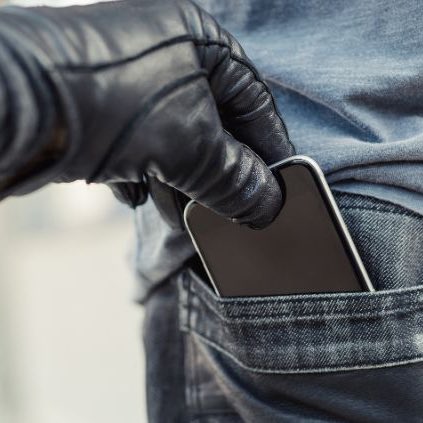 eurofootcom's tweet image. 🚨🍽️ Mikel Arteta hired a team of professional pickpockets whilst at dinner with Arsenal players... 😳

They went round tables pinching phones, wallets etc. At the end of the meal, Arteta asked players to empty their pockets, with several missing key items! 

This was to teach…