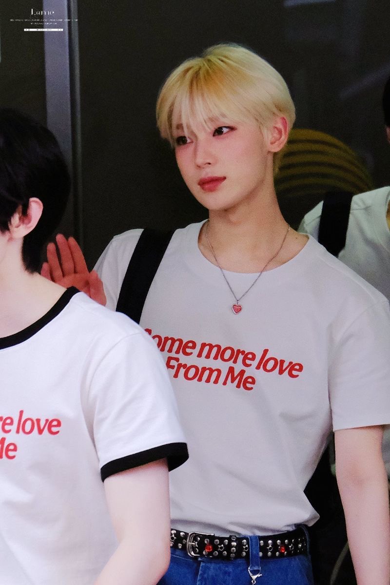 nocontextsunoo's tweet image. androgyny is his middle name