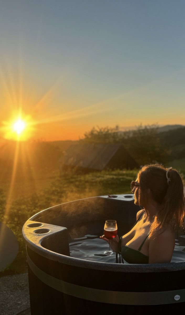 LaraCute_'s tweet photo. Je sirote les larmes des haters 🍷 https://t.co/hllbPI9O5V