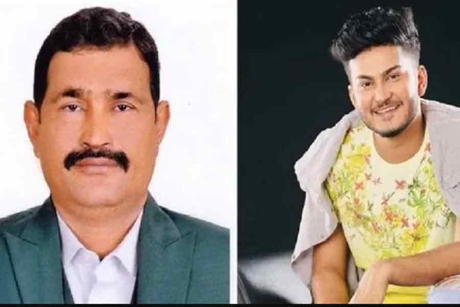 बांग्लादेश में सुपरस्टार एक्टर शांतो खान की पीट-पीटकर हत्या।

शांतो के पिता और प्रोड्यूसर सलीम खान की भी भीड़ ने की हत्या।

शेख हसीना के समर्थक माने जाते थे सुपरस्टार शांतो खान और उनके पिता सलीम खान।

बांग्लादेश पुलिस खुद जान बचाकर भागी।

कट्टरपंथियों के हाथ में जा चुका ह