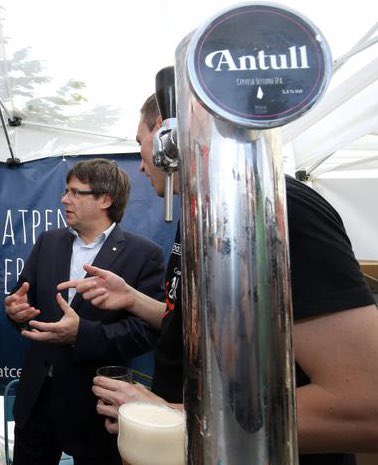DeVeritat's tweet photo. EN DIRECTE! #Puigdemont al bar explicant com ha sortit de BCN.
#Houdini https://t.co/sce4Iig5FY