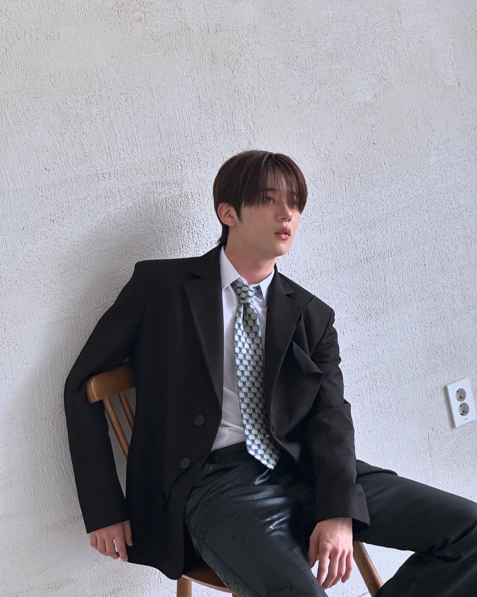 ForXLuccy's tweet photo. Yechan Ig post update✨

Powercircles 

#예찬 #YECHAN 
#OMEGA_X #오메가엑스 https://t.co/picS7Q2CPu