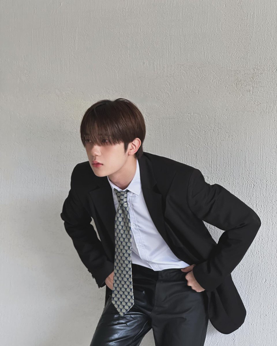 ForXLuccy's tweet photo. Yechan Ig post update✨

Powercircles 

#예찬 #YECHAN 
#OMEGA_X #오메가엑스 https://t.co/picS7Q2CPu