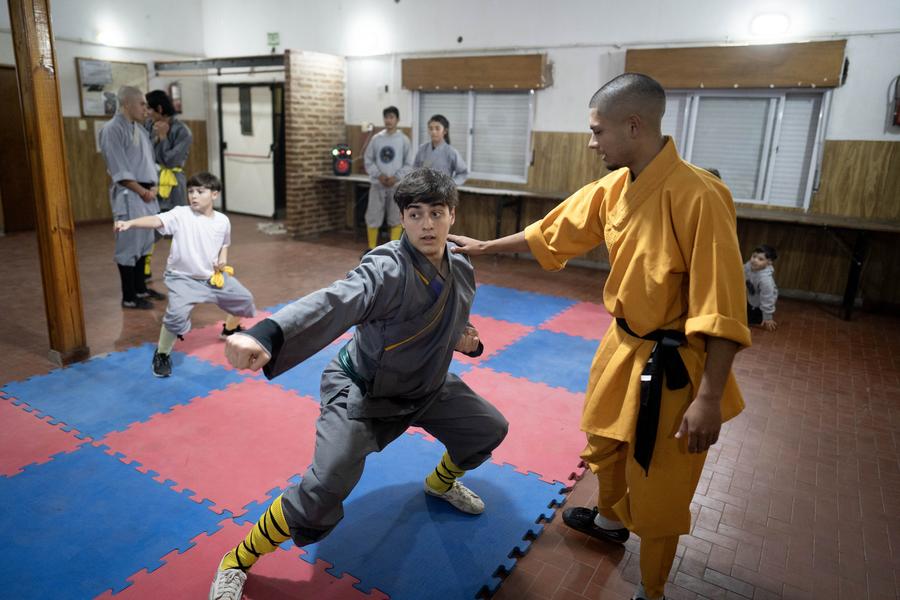 PuebloEnLnea's tweet photo. #Jovenargentino cumple sueño de practicar #KungFu con #monjes Shaolin en China
https://t.co/fyt6kOFSok https://t.co/64ST3Zrvqp
