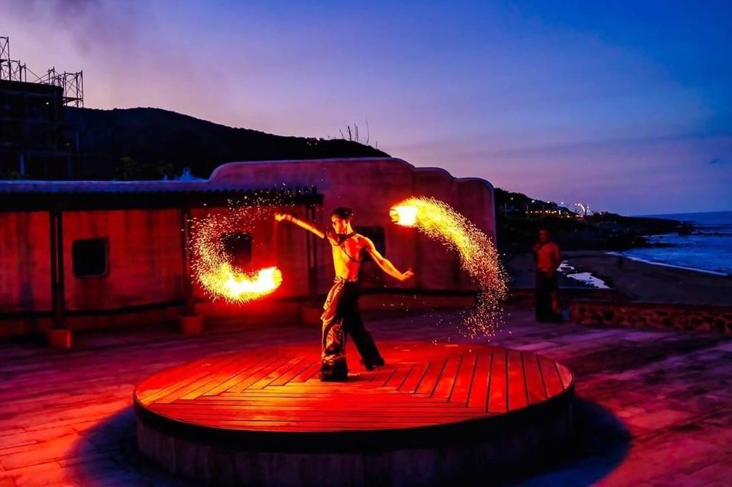 NewTaipeiGov's tweet image. The "North Coast Light Festival" is a highly anticipated annual event in the north coast that combines splendid #firedance performances and the stunning landscapes of #Jinshan. Dancers perform on the beach, creating fascinating trails of flames that showcase the local charm!