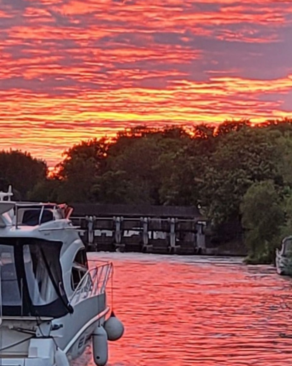 ❤️ Red Sky at Night, Sailor's Delight! From Molesey Weir to the TMYC Moorings at Hampton Court
@tmyc.org.uk #tmycthames #thamesmotoryachtclub
#redsunset #redsky #sunsetmag #sailorsdelight #moleseyweir #moleseylock #hamptoncourt #riverthames #yacht #yachtclub #mooring #moorings