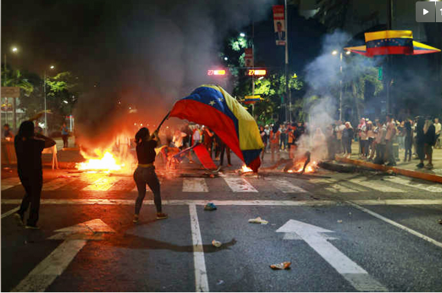 CubaOrtografia's tweet photo. En Cuba, llegamos a normalizar las idioteces de Fidel Castro, tildándolo de loco, rey Midas del desastre, sabelotodo, maestro de nada. Detrás de las burlas, o de la complicidad de algunos, se escondían los abusos, las detenciones, los fusilamientos, los destierros, las torturas.

Cuando salía en la TV nacional explicando cómo usar una hornilla eléctrica, una olla de presión o un bombillo ahorrador, el público se reía a carcajadas como bufón. En las casas, la gente también se reía. Detrás de eso, se seguían escondiendo las humillaciones, los arrestos arbitrarios, el acoso.

A Díaz Canel lo llamamos singa'o, bruto, inepto, y nos reímos de la idiota de su mujer, pero detrás de las burlas y los memes sigue ocurriendo todo lo que pasaba cuando Fidel Castro. 

Ahora con Maduro, el libreto es similar. Pasaron las elecciones, la calle se calentó, se volvió a enfriar por la represión, las detenciones, los asesinatos. Pero está ocurriendo algo peligroso: normalizar sus aparentes locuras o desquicies cuando habla de desinstalar una aplicación, o cuando habla inglés, o cuando quiere burlarse de Elon Musk. Se van a salir con la suya. Lo advertimos hace 26 años y nadie hizo caso. No soy adivino, pero dije mucho antes de las elecciones que el fraude iba y él se declararía ganador. Así fue. Ojalá no sea tarde.