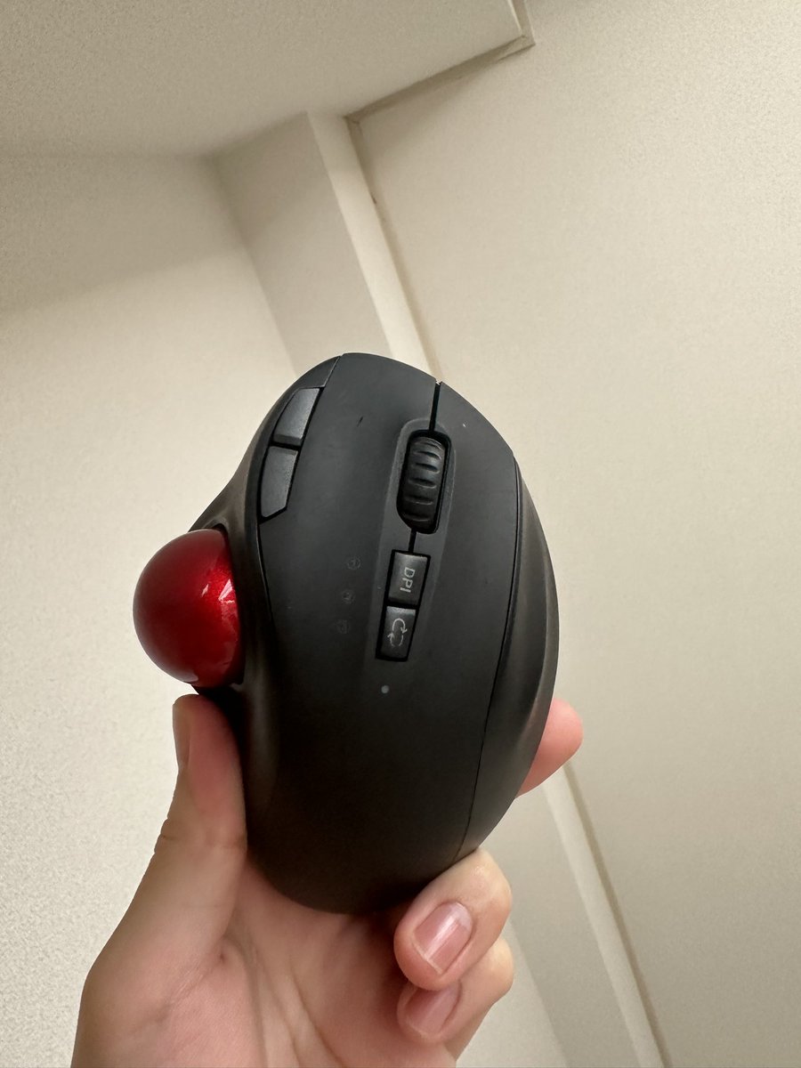 3rd80848027's tweet photo. メイポいじる前にトラックボールマウス通電しないから先にこっちをいじります🫠 https://t.co/D3uDCajIuO