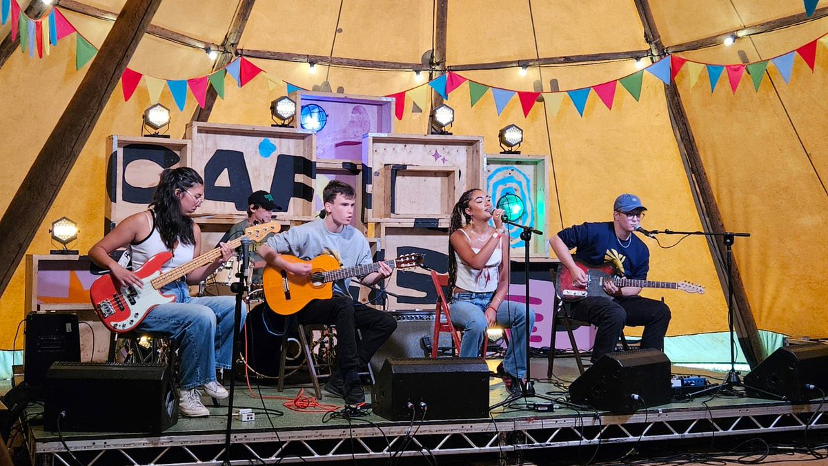Rhys Mwyn (@therealrhysmwyn) on Twitter photo Pwy yda chi wedi fwynhau yn y <a href="/eisteddfod/">eisteddfod</a> neu edrych ymlaen i'w gweld dros y penwythnos? Ar gyfer sioeau penwythnos @FfionEmyr <a href="/BBCRadioCymru/">Radio Cymru</a> Dwi wedi bod i weld <a href="/colorama_sound/">Carwyn Ellis & Rio 18</a> a hefyd <a href="/TaranBandCymru/">Taran.Band</a>
bbc.co.uk/programmes/b07… Pwy yda chi wedi fwynhau yn y <a href="/eisteddfod/">eisteddfod</a> neu edrych ymlaen i'w gweld dros y penwythnos? Ar gyfer sioeau penwythnos @FfionEmyr <a href="/BBCRadioCymru/">Radio Cymru</a> Dwi wedi bod i weld <a href="/colorama_sound/">Carwyn Ellis & Rio 18</a> a hefyd <a href="/TaranBandCymru/">Taran.Band</a>
bbc.co.uk/programmes/b07…