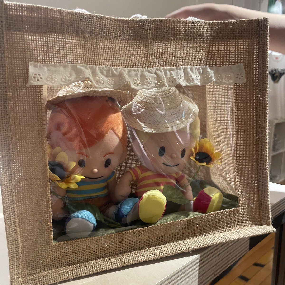 リュカとクラウスが夏仕様で遊びに来てくれました🌻ふたりの洋服もなんだか夏っぽく見えてきますね。
おめかししてくれたおねーさん、ありがとうございます！(ももこ) #MOTHER2のひみつ