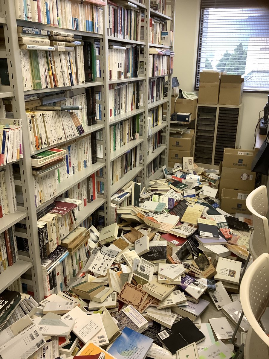 kyosyokumiyadai's tweet photo. 大きな揺れでした🫨
地震による研究室の本棚の被害をアップします
左は耐震対策なしの同僚の研究室😵‍💫
右は耐震対策ありの私の研究室🙂
#宮崎大学教育学部 https://t.co/WrLxSFE4fy