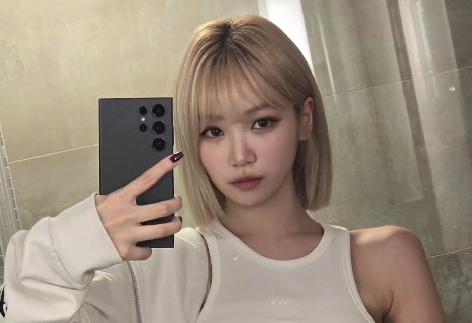 kcwbstgrl's tweet photo. the way chaewon literally owns the bob https://t.co/7yJBcBAj9m