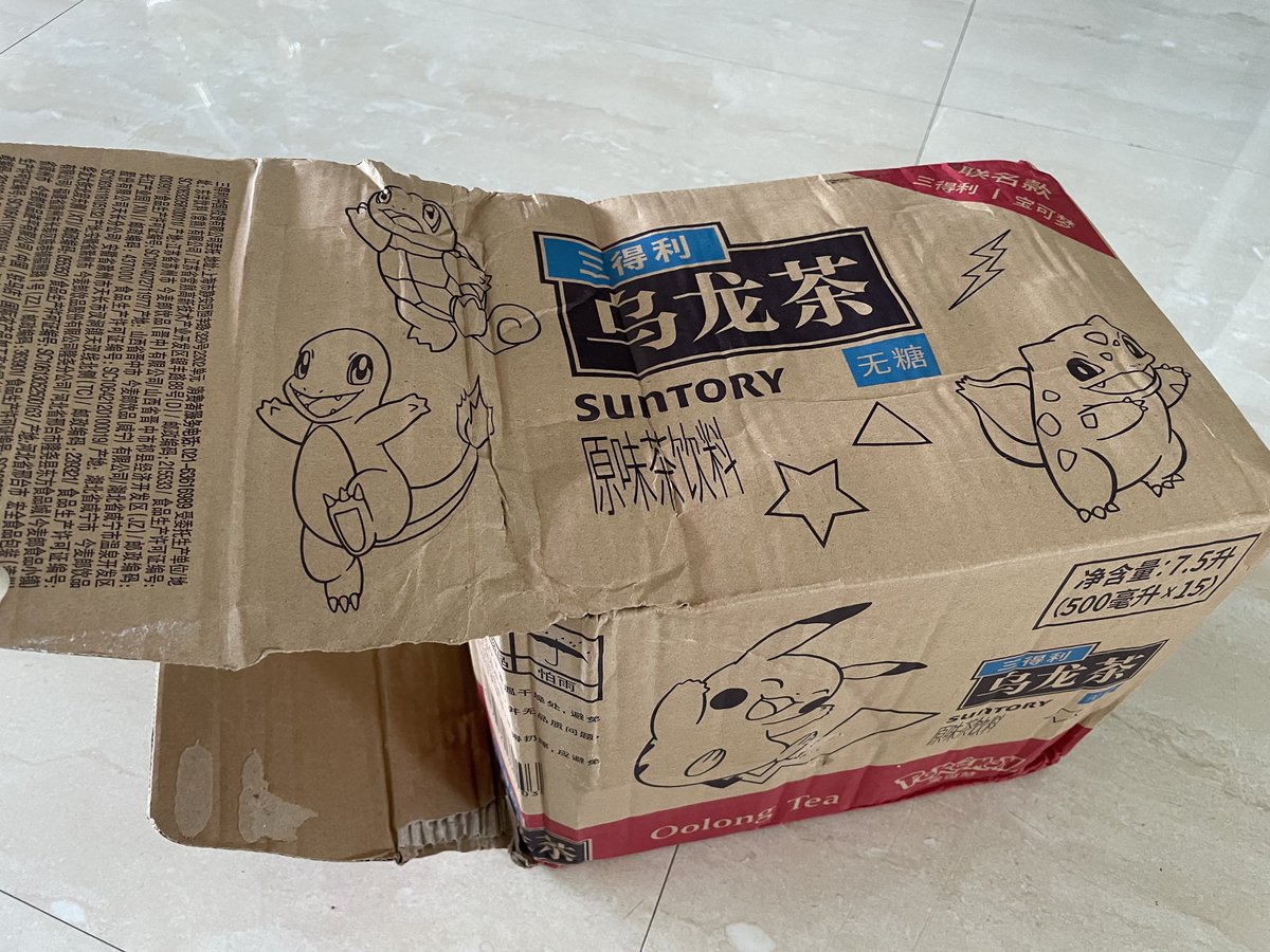 lwm886's tweet photo. 一次平平无奇的购买过程，收到快递的时候看到箱子红色的差点以为给我发了微糖版，再打开塑封才发现不对劲！不太舍得喝了！准备留下4个瓶子，有点怕老妈打扫扔掉了。 https://t.co/IARoPn2pRA