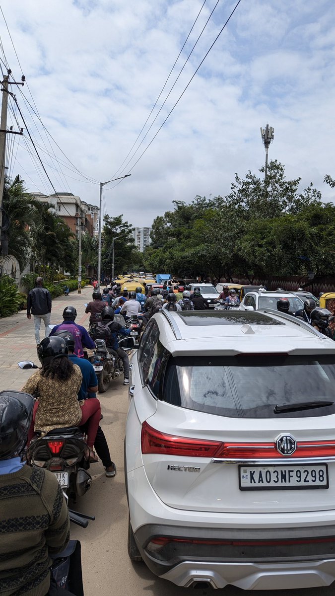 suryachandra88's tweet photo. @halairporttrfps Everyday, the traffic is going bonkers on GEAR School road
from Mango Supermarket till ETV back gate
3 choke points where traffic is merging
1.Ambedkar Statue 
2.Adarsh Villas
3.Bhoganhalli Road T junction 
Can you deploy 2 traffic coordinators between 9-11:30AM? https://t.co/OlT5EJV9x9