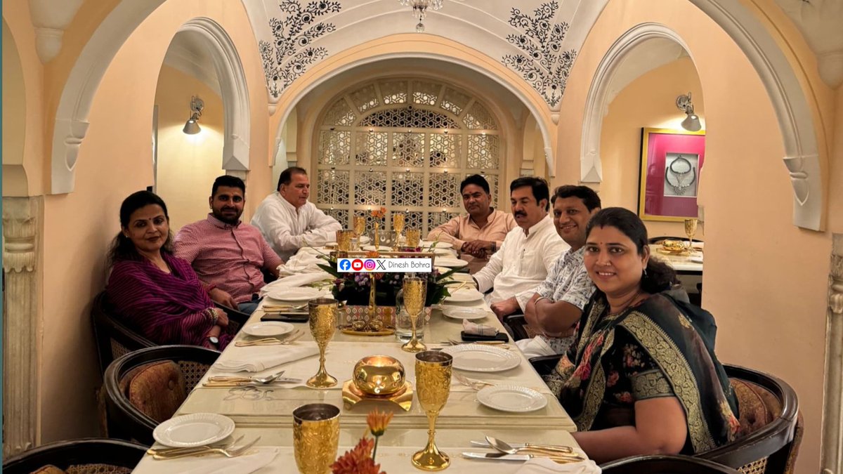 dineshbohrabmr's tweet photo. 6 निर्दलीय विधायकों के डिनर में कुछ बड़ा पकने की तैयारी...

जयपुर के पंच सितारा होटल में इस डिनर से आने वाले दिनों में कुछ बड़ा होने के संकेत साफ नजर आ रहे है।इस डिनर में शिव विधायक रविन्द्र सिंह भाटी के साथ वसुंधरा राजे के बेहद करीबी पूर्व मंत्री और विधायक यूनुस खान, बाड़मेर विधायक डॉक्टर प्रियंका चौधरी, चंद्रभान आक्या, जीवाराम चौधरी,रितु बनावत मौजूद रहे। डिनर के दौरान किसी भी अन्य व्यक्ति को इनके करीब नही रहने दिया गया।अब खामोशी से डिनर तो हुआ नही होगा, जो बातें हुईं है उसके दूरगामी परिणाम निकलेंगे यह तय है...