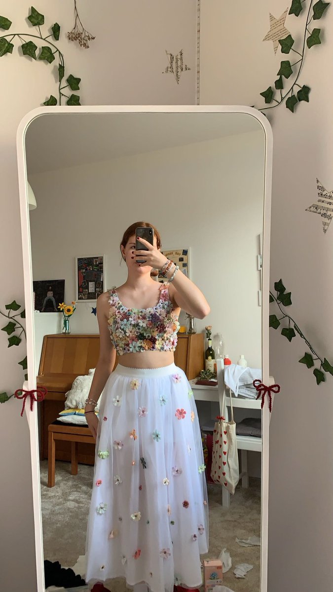 i’m not seeing taylor but i can still share my outfit bcs i’m really proud of this (sorry for the mess)