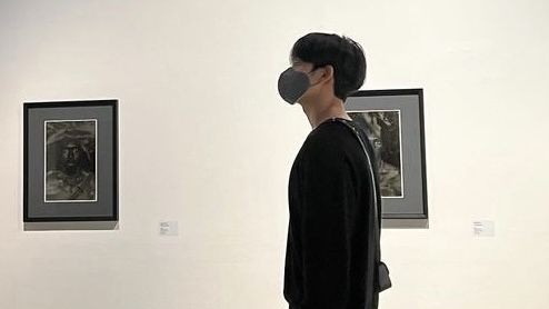 goldensparkss_'s tweet photo. trapped in a timeless loop⌛
—a #mintzu five-tweet au

Ethan, an ardent lover of museums, found himself standing before a huge photo of a woman who seemed hauntingly familiar. Her eyes, timeless and wise, pierced his soul, awakening echoes of a love that transcended lifetimes. https://t.co/PEdY61jJk4