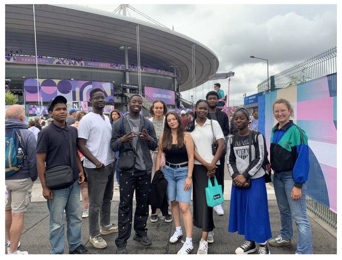 La joyeuse bande de Léo Lagrange s'est levée tôt pour assister au JOP de #Paris2024 ... La piétonne de Paris était sur le coup #éducation #populaire #billetterie #QPV Allez Léo-n 🇫🇷  
lefigaro.fr/sports/jeux-ol…