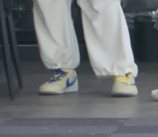 항상 왼발에 밍 오른발에 쫑임