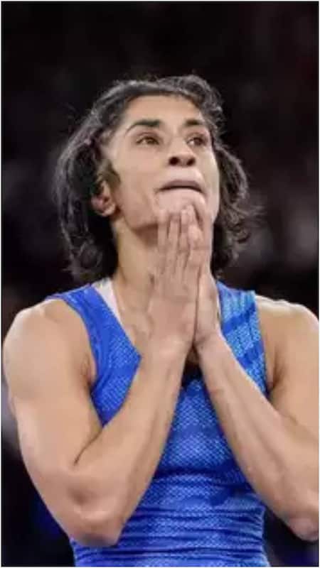 ਤੂੰ ਨਹੀ ਹਾਰੀਂ ਫੋਗਾਟ, ਤੂੰ ਹਮੇਸ਼ਾਂ ਜਿੱਤ ਹਾਸਲ ਕੀਤੀ,ਇਹ ਜਿੱਤ ਦਰਜ਼ ਹੋਵੇਗੀ,ਇਤਿਹਾਸ ਵਿੱਚ। ਉਹ ਤਾਂ ਹਮੇਸ਼ਾਂ ਹੀ ਹਾਰੇ ਨੇ,ਹਾਰਦੇ ਹੀ ਰਹਿਣਗੇ। ਕੋਈ ਕਿਵੇਂ ਜਿੱਤ ਸਕਦਾ ਹੈ,ਧੋਖਾ ਕਰਕੇ। ਤੇਰੇ ਇਸ ਹੌਸਲੇ ਤੇ ਦ੍ਰਿੜਤਾ ਅੱਗੇ ਸਾਰੇ ਸੋਨੇ ਦੇ ਤਮਗੇ ਫੇਲ੍ਹ ਨੇ। ਸਾਨੂੰ ਹੀ ਨਹੀਂ, ਪੂਰੇ ਦੇਸ਼ ਨੂੰ ਤੇਰੇ ਤੇ ਮਾਣ ਹੈ।