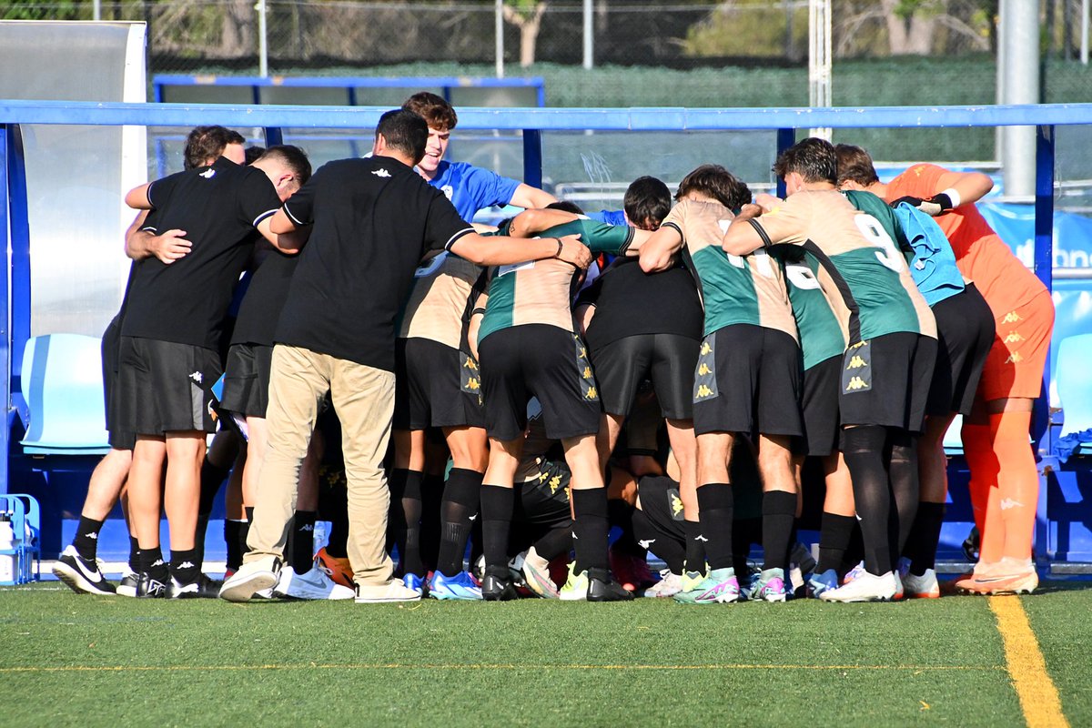 FutBaseCES's tweet photo. 🤝🏻 El 𝗙𝗜𝗟𝗜𝗔𝗟 comença a agafar rodatge a la pretemporada!

⚽️ Partit molt exigent contra l’@RCDE_La21 amb victòria (1-2) per a filial perico

👏🏻 Miquel Ustrell va marcar el gol arlequinat

#AMQM | #FutBaseCES https://t.co/ql4Mv72oii