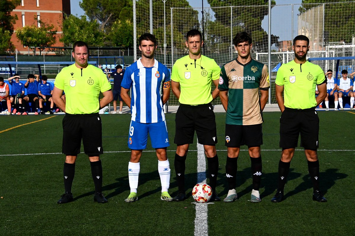 FutBaseCES's tweet photo. 🤝🏻 El 𝗙𝗜𝗟𝗜𝗔𝗟 comença a agafar rodatge a la pretemporada!

⚽️ Partit molt exigent contra l’@RCDE_La21 amb victòria (1-2) per a filial perico

👏🏻 Miquel Ustrell va marcar el gol arlequinat

#AMQM | #FutBaseCES https://t.co/ql4Mv72oii