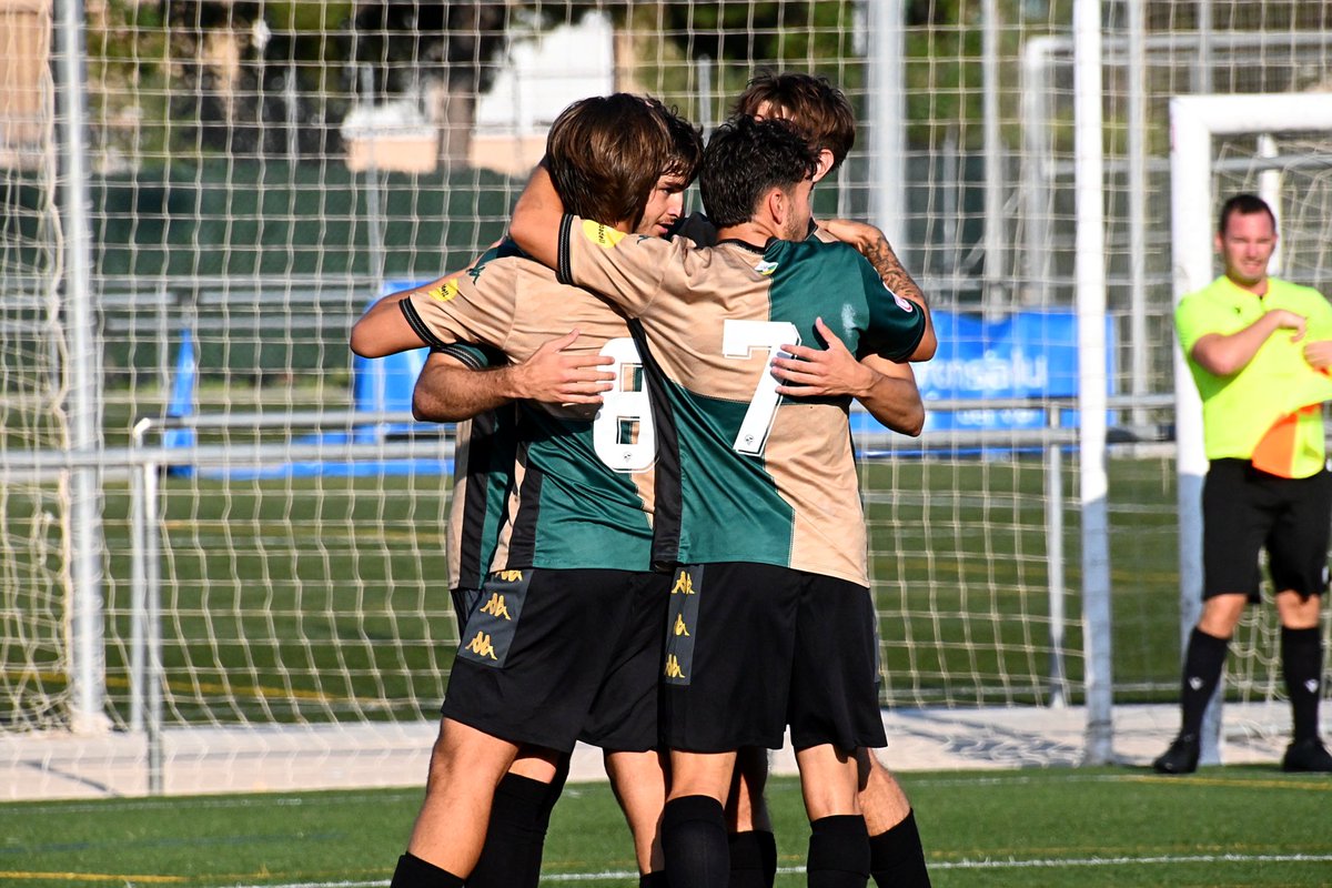 FutBaseCES's tweet photo. 🤝🏻 El 𝗙𝗜𝗟𝗜𝗔𝗟 comença a agafar rodatge a la pretemporada!

⚽️ Partit molt exigent contra l’@RCDE_La21 amb victòria (1-2) per a filial perico

👏🏻 Miquel Ustrell va marcar el gol arlequinat

#AMQM | #FutBaseCES https://t.co/ql4Mv72oii