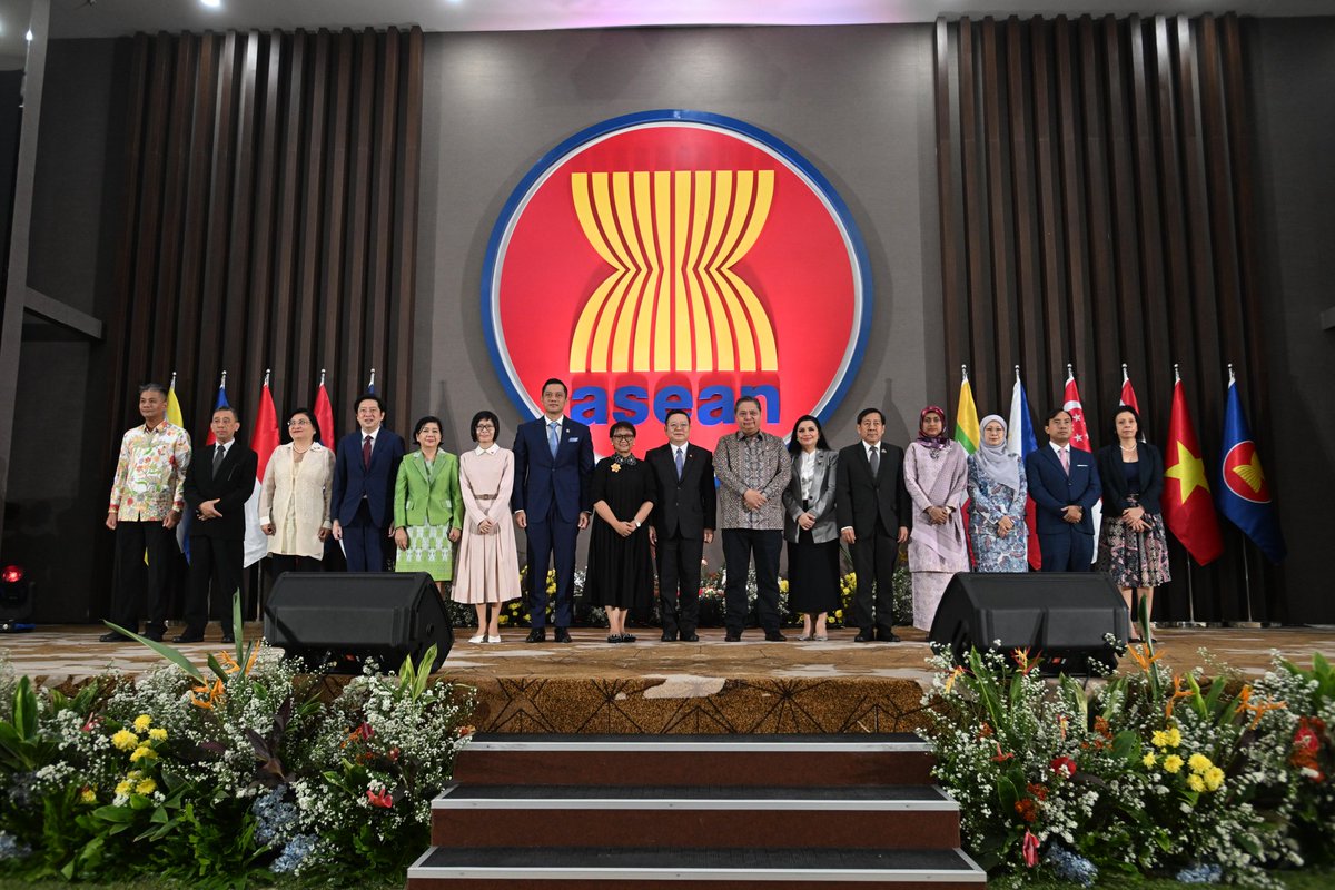 This morning, the Secretary-General of ASEAN, Dr. Kao Kim Hourn, officiated the 57th ASEAN Day celebration at the ASEAN Headquarters/ASEAN Secretariat. In his remarks, SG Dr. Kao reaffirmed ASEAN's unwavering commitment to fostering a connected, resilient and people-centred ASEAN
