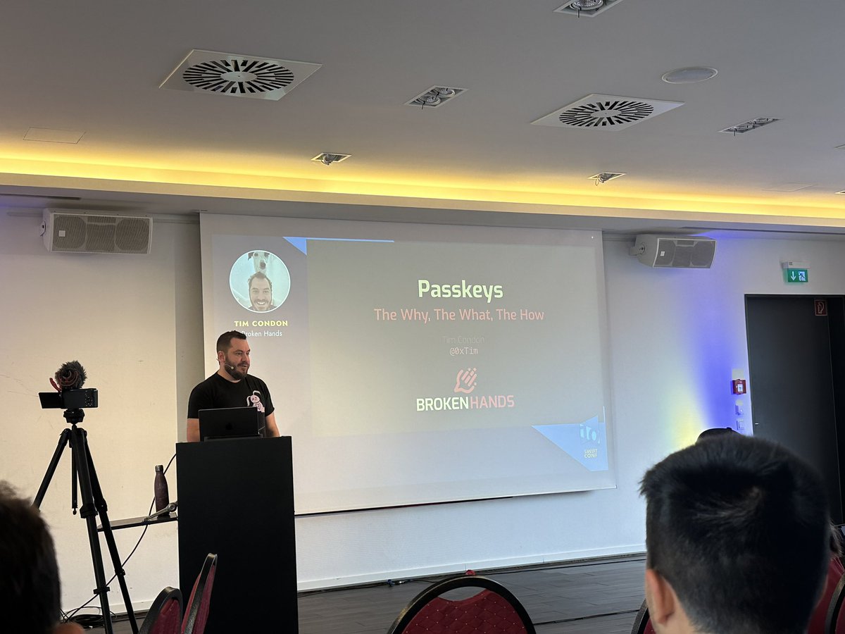 TacticalGrace's tweet image. The first talk of Day 2 of @SwiftConf is on passkeys. @0xTim is given a talk called“Passkeys: the why, the what, the how - learn what passkeys are and why you should use them, how they work and how to integrate them into your apps”