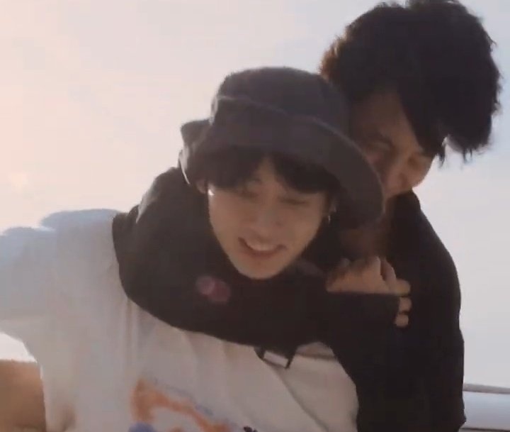 sitluvvmii's tweet photo. soy:
○ bisexual
○ heterosexual
● una persona completamente sorprendida,enamorada,fascinada y maravillada de PARK JIMIN Y JEON JUNGKOOK 

ARE YOU SURE IS COMING
TRAVEL SHOW IS COMING
#AreYouSure
#JiminxJungKook
#지민x정국 #jikook #JUNGKOOK #BTSARMY
https://t.co/ZHqKgKzt2k https://t.co/FM5MSvfKTm