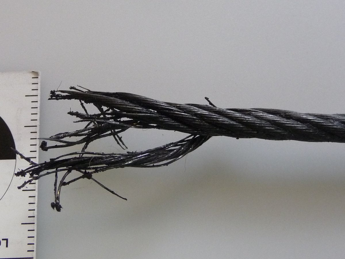 ✈️ De Onderzoeksraad publiceert het rapport ‘Failure of aileron flight control cable Boeing 737-804’. Voldoende smering is belangrijk om een gebroken besturingskabel te voorkomen. Het volledige rapport lees je hier: onderzoeksraad.nl/onderzoek/rolr…