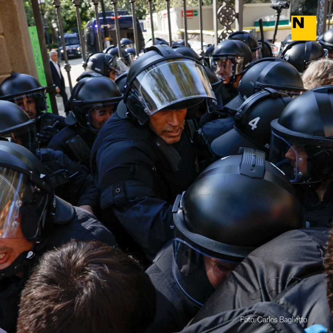 🔴 ATENCIÓ | Manifestants resulten ferits després de les càrregues dels Mossos després de l'acte Carles Puigdemont a la Ciutadella 

📸 <a href="/c_baglietto/">Carlos Baglietto</a>