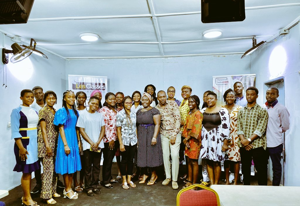 AMorouma's tweet photo. "Avoir confiance en soi c'est le travail de chaque jour", Ama Béatrice ALOVOR. C'était hier aux Classes de Débi. Je me régale avec cette formation☺️.
#confianceensoi #prisedeparoleenpublic #lesclassesdeDébi https://t.co/b7pS5QQmyE