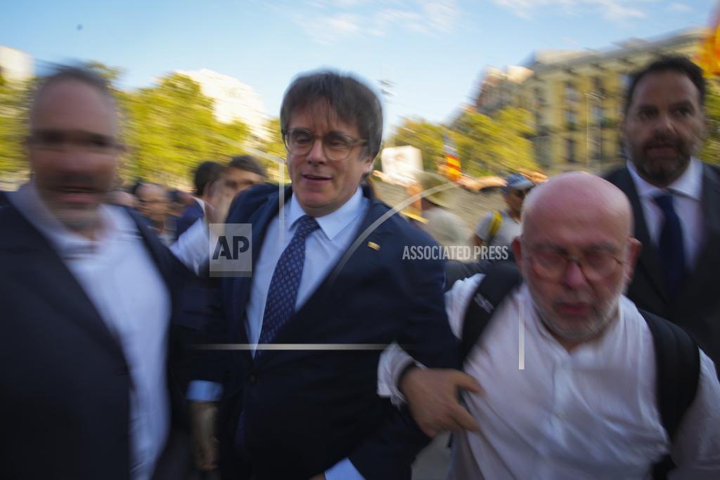 Aquesta foto d'<a href="/EmilioMorenatti/">Emilio Morenatti</a> reflecteix perfectament el que s'ha viscut aquest matí amb el retorn de Puigdemont. La baixa velocitat d'obturació permet que es pugui capturar el moviment de l'acció. El més complex és pensar que vols fer aquesta foto i fer-la amb tant poc temps