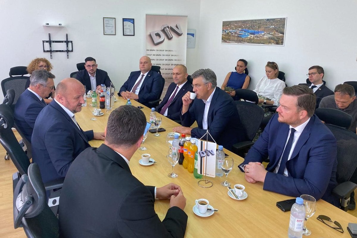 Knin, 5.8.2024. 🇭🇷 Hrvatski premijer i ministri obrane, financija i gospodarstva održali radni sastanak s čelnim ljudima DIV grupe čiji je član i brodogradilište Brodosplit u Splitu 

#DIVgrupa #Brodosplit #Hrvatska #metalskaindustrija #VladaRH