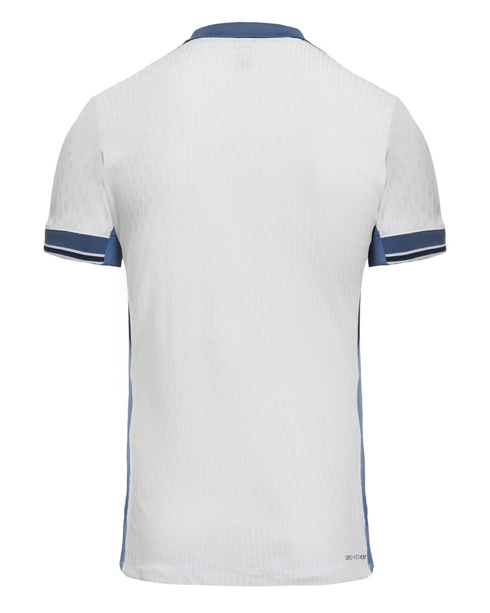 🔥⚫️🔵 Svelata la maglia da trasferta dell'<a href="/Inter/">Inter ⭐⭐</a>  2024-2025.

Il consueto bianco domina sulla casacca, arricchito da inserti blu e avio sul colletto, sul bordo delle maniche e lungo i fianchi. 

La maglia esordirà l'11 agosto nell’amichevole contro il Chelsea.

👉 Vi piace?